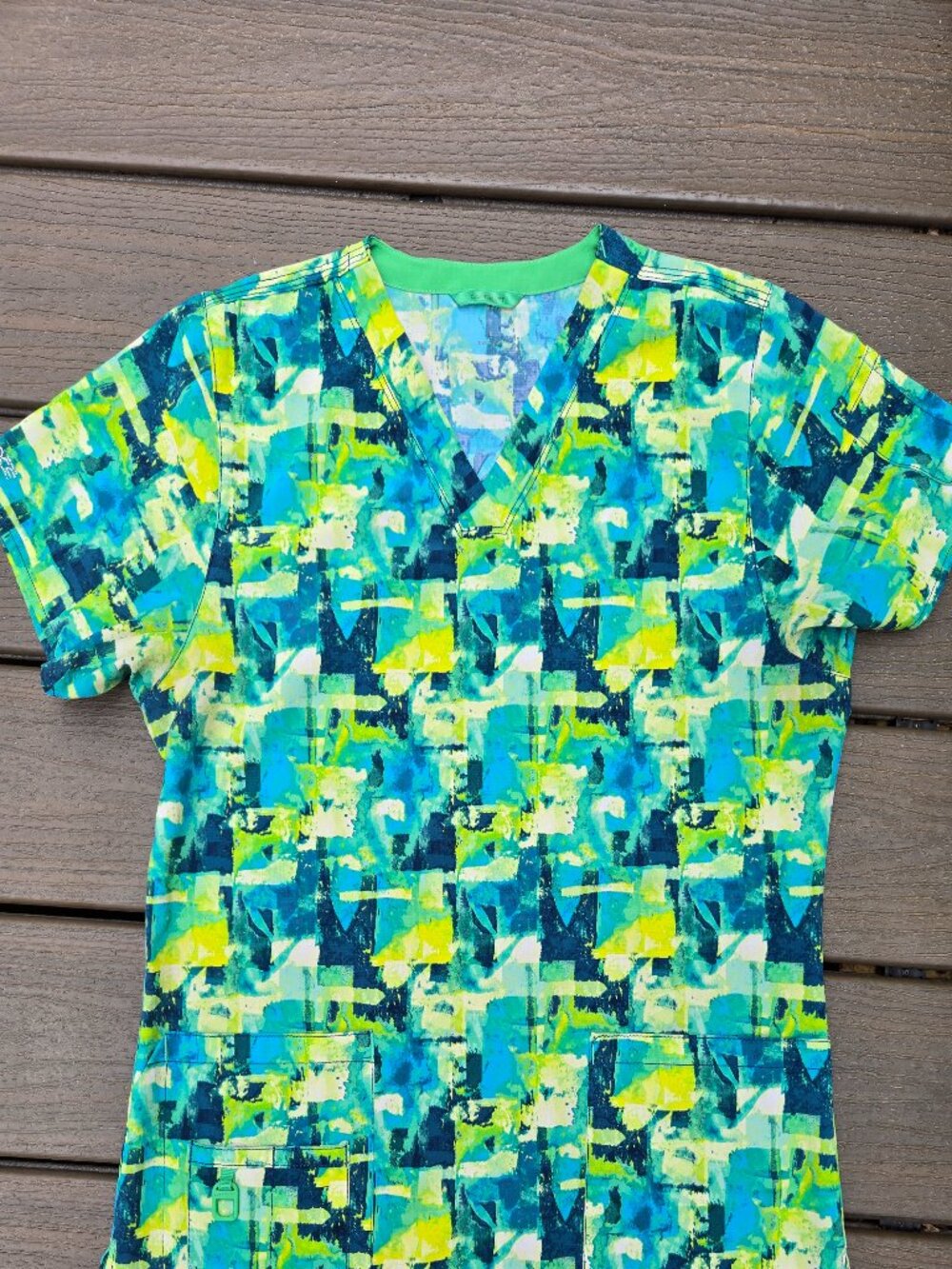 Carhartt scrub top, size large